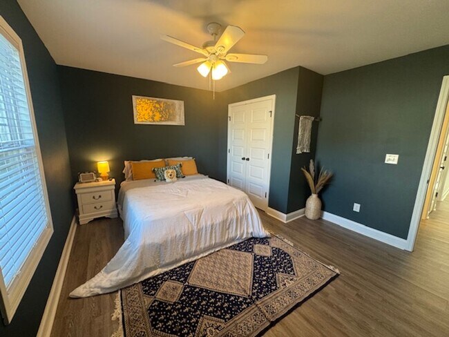 Building Photo - 4br/2ba Pet friendly 1-level home in Fort ...