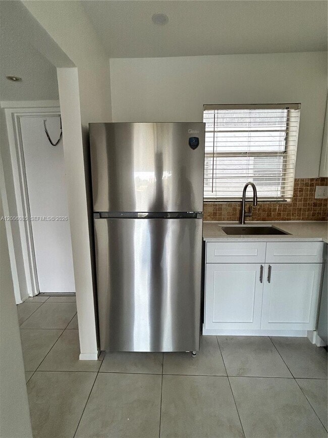 Building Photo - 3000 Sunrise Lakes Dr W