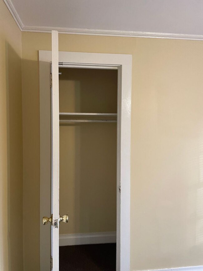 Building Photo - 2 Bed, 1 Bath Apartment