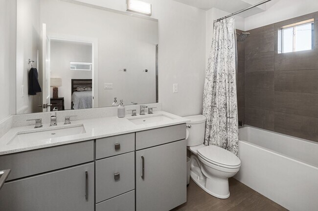 Building Photo - Downtown Executive Furnished Townhouse