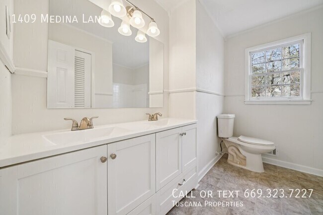 Building Photo - 1409 Medina Ln