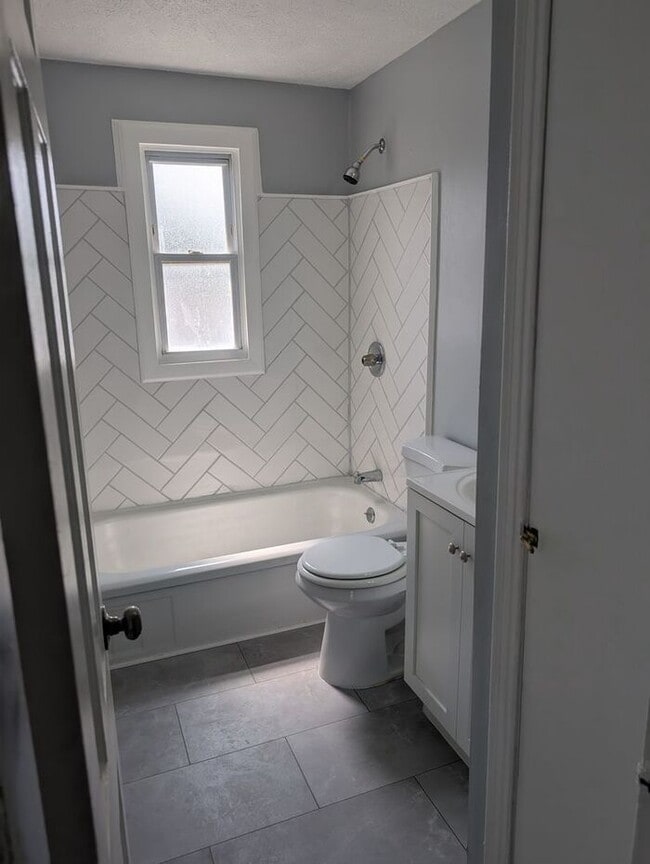 Building Photo - Spacious 5BR 2BA SFR w/ In-Unit W/D • Off Street Parking in Euclid