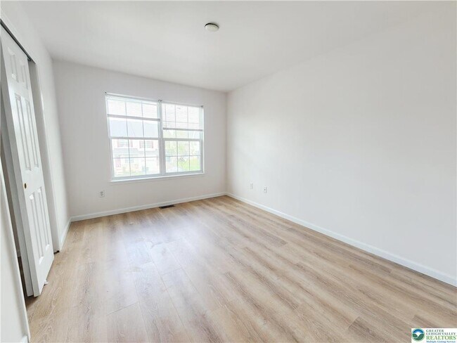 Building Photo - 937 King Way