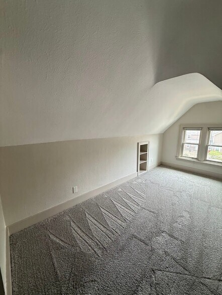 Building Photo - 418 Waukazoo Ave
