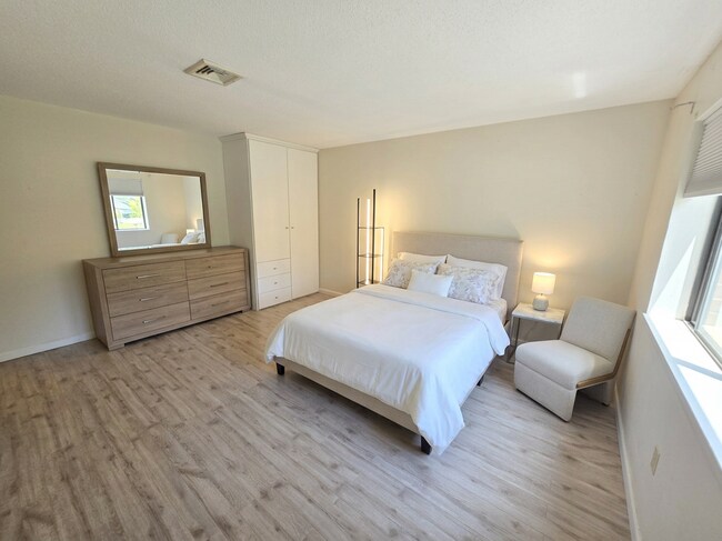 Building Photo - 2320 Harbor View Dr