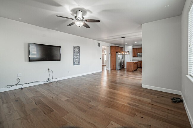 Building Photo - Spacious 5BD, 4BA Castle Rock Home with Fi...