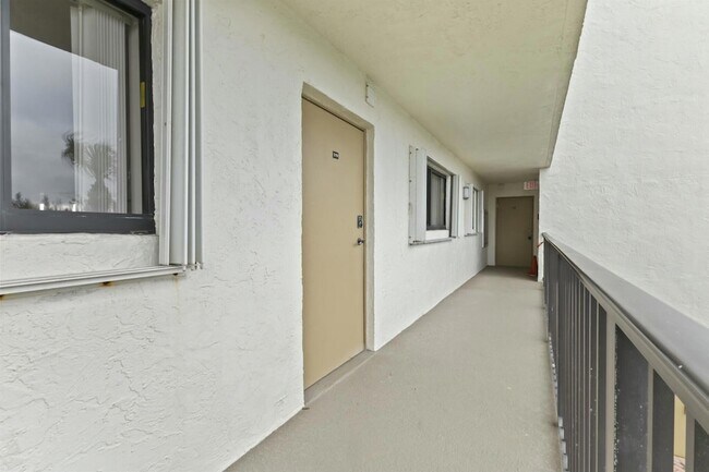 Building Photo - 10152 S Ocean Dr