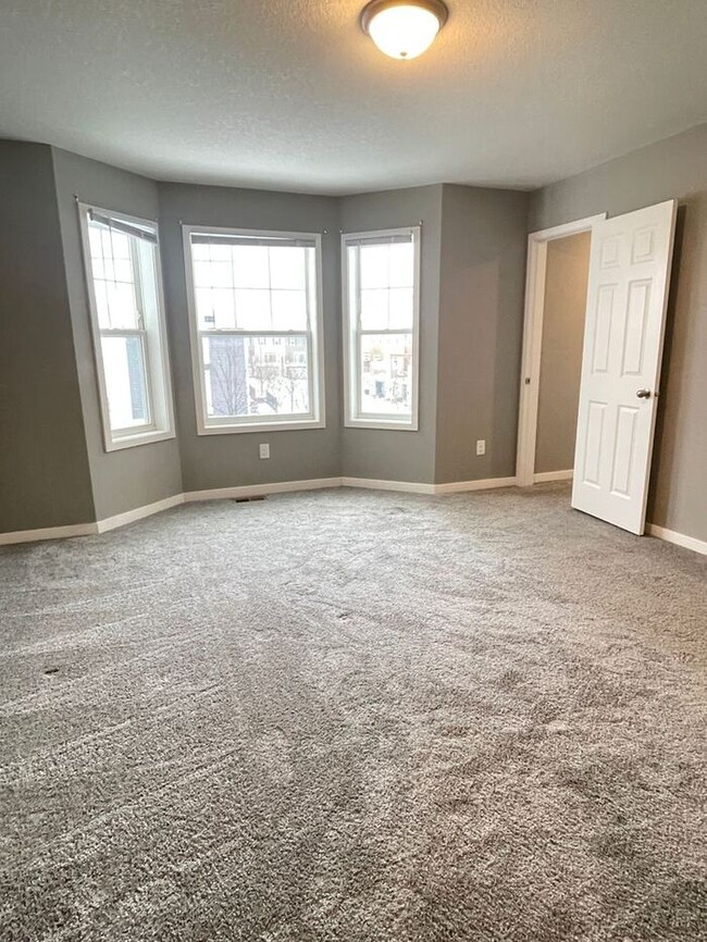 Building Photo - Champlin Town Home, Fireplace, 2 Car Garag...