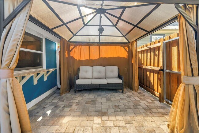 Building Photo - 748 11th Ave N