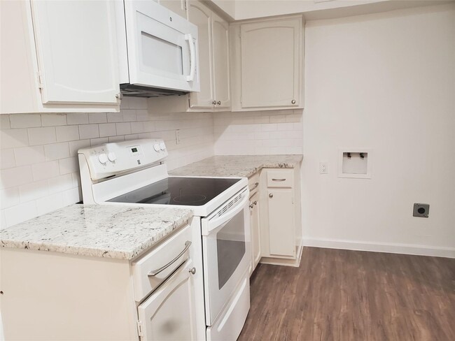 Building Photo - 361 N Post Oak Ln