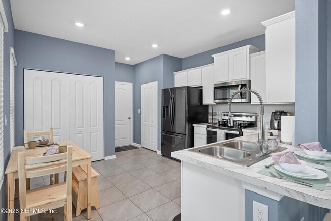 Building Photo - 237 Aralia Ln