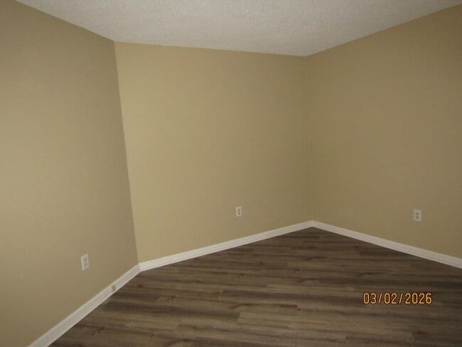 Building Photo - 4812 Pinehurst Cir