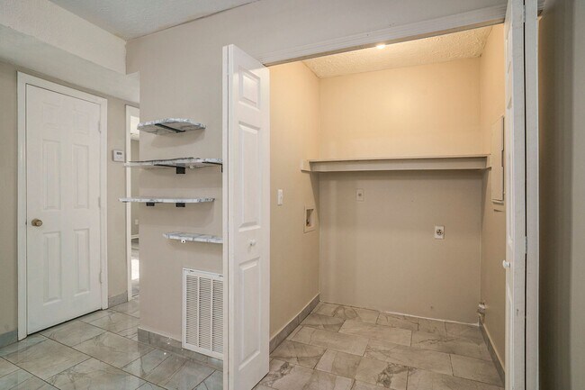 Building Photo - 9285 Cedar Ridge Dr NW