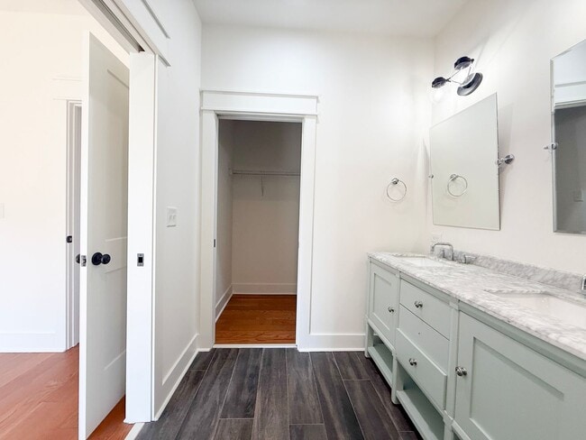 Building Photo - 4-Bedroom HOA Townhome with Pool Access Near Downtown Cookeville