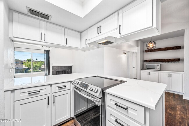 Building Photo - 5146 E Oak St