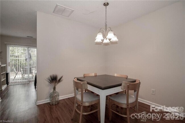 Building Photo - 137 Lynch Cir