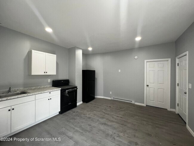 Building Photo - 2204 Golden Ave