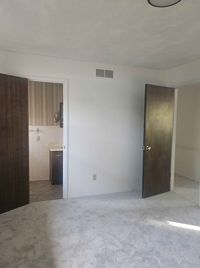 Building Photo - 121 S Regency Dr