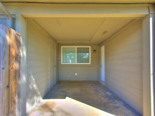 Building Photo - 822 Russell Cir