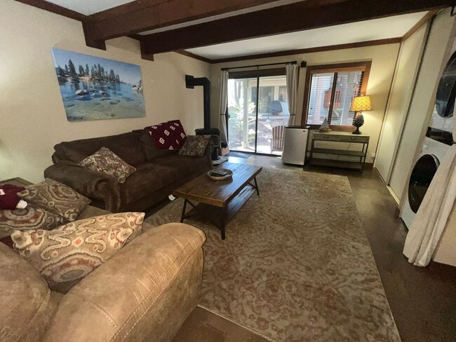 Building Photo - Nicely Remodeled Fully Furnished Condo