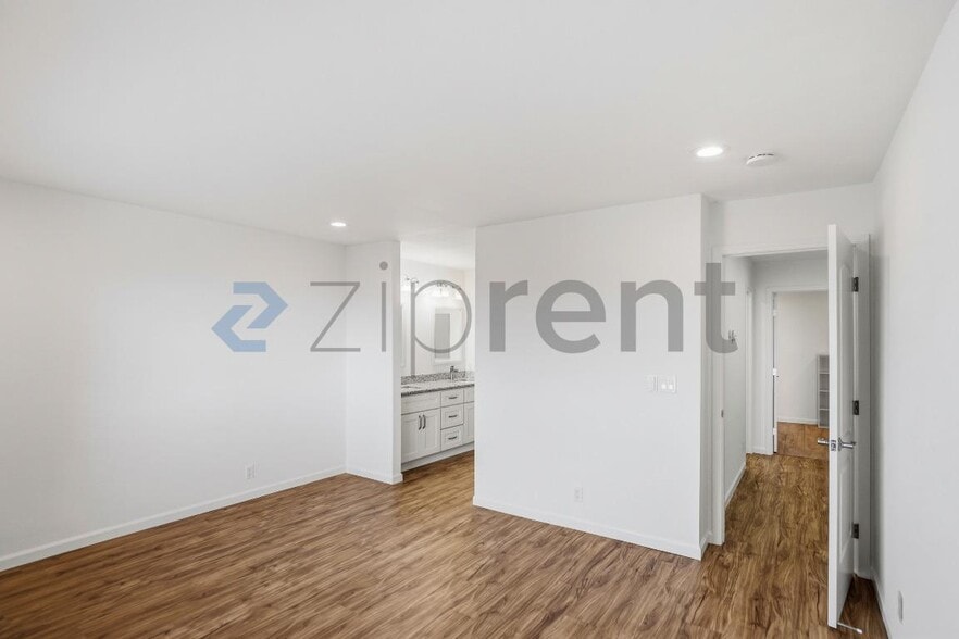 Building Photo - Unit