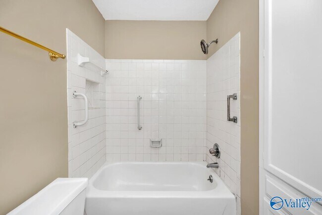 Building Photo - 2048 Woodlawn Dr SW