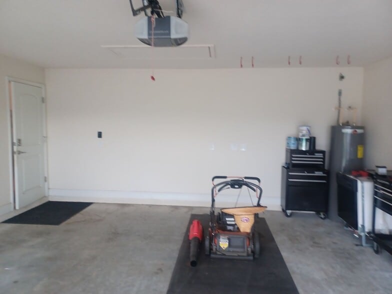 Building Photo - Spacious, Newly Remodeled  3 bedroom, 2 bathroom screened lanai GREAT LOCATION