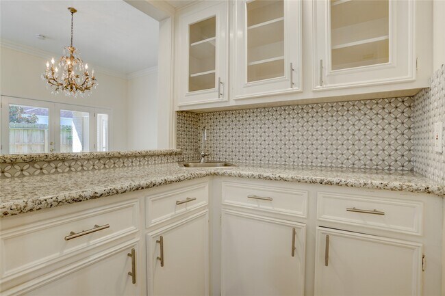 Building Photo - 15 Bendwood Dr