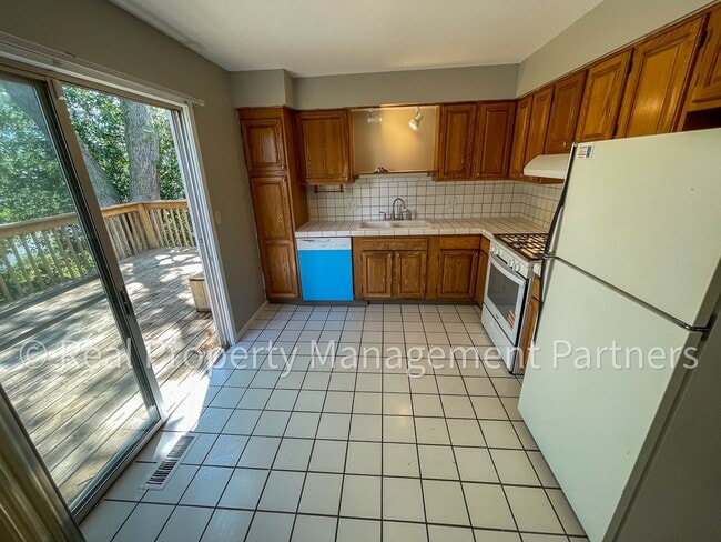 Building Photo - 3920 Camelot Dr SE