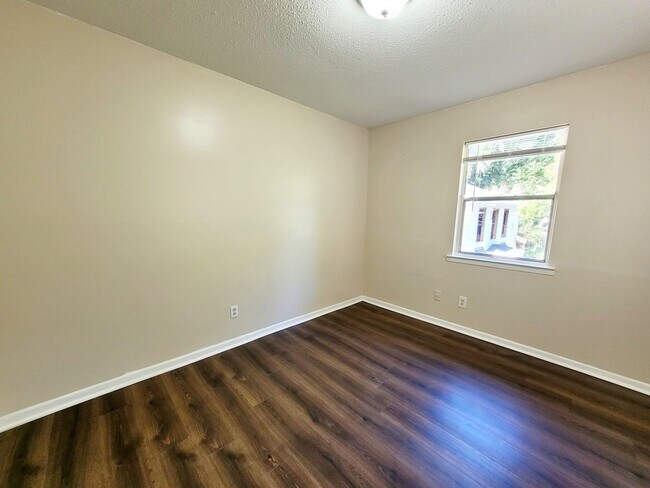 Building Photo - 3 bedroom home with Electric included