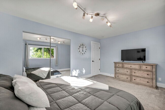 Building Photo - 2655 Parkway Dr
