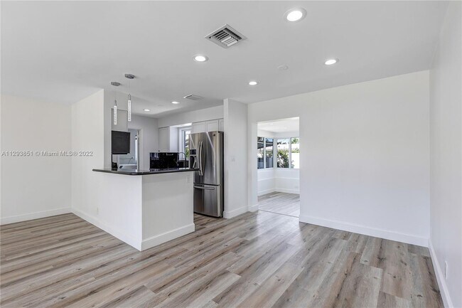 Building Photo - 921 SE 13th Ct