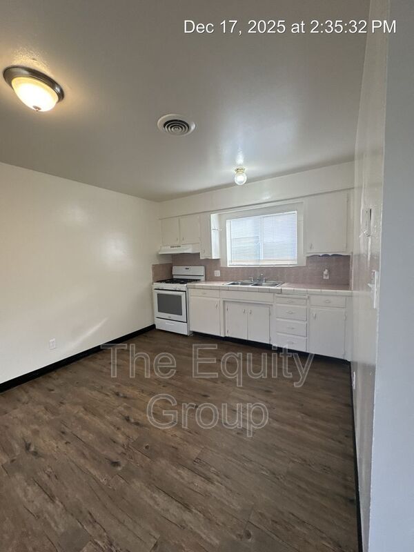 Building Photo - 801 S Conyer St