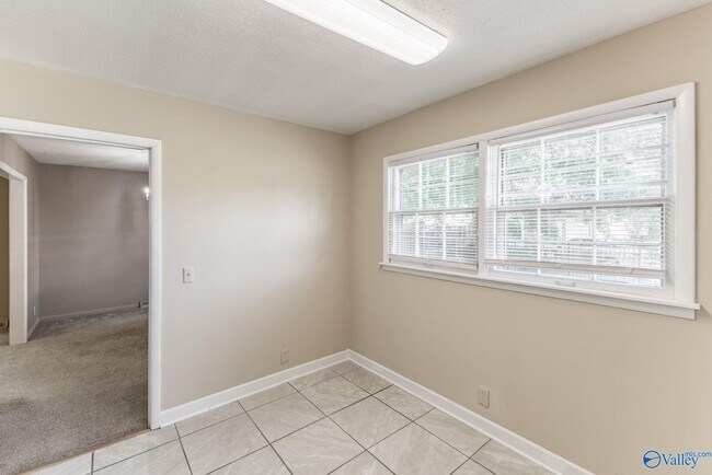 Building Photo - 904 SE Chatterson Rd