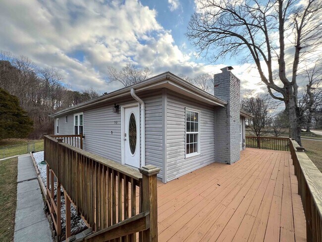 Building Photo - Charming Farragut Home with Large Fenced Yard and Wooded Access