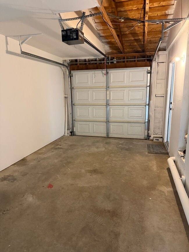 Building Photo - 2 Bed, 1 Bath single story duplex