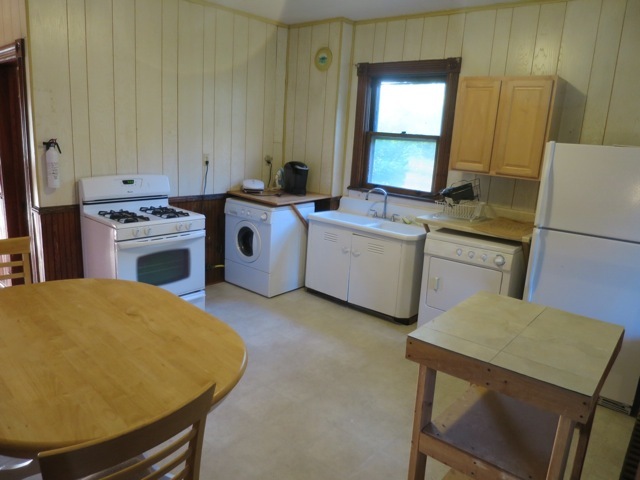 Kitchen w/ washer/dryer - 240 11th St