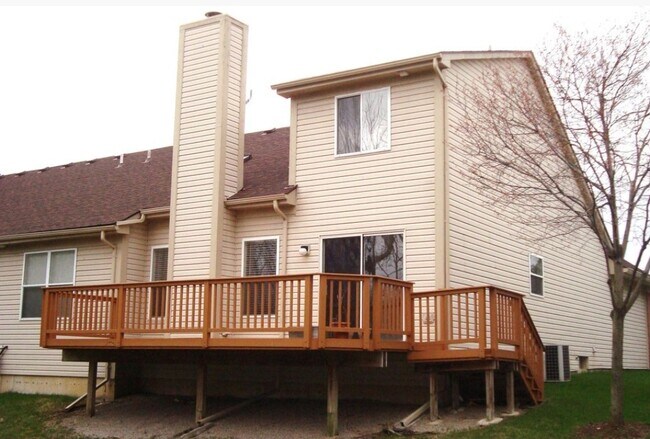 Building Photo - 477 N Oak Dr