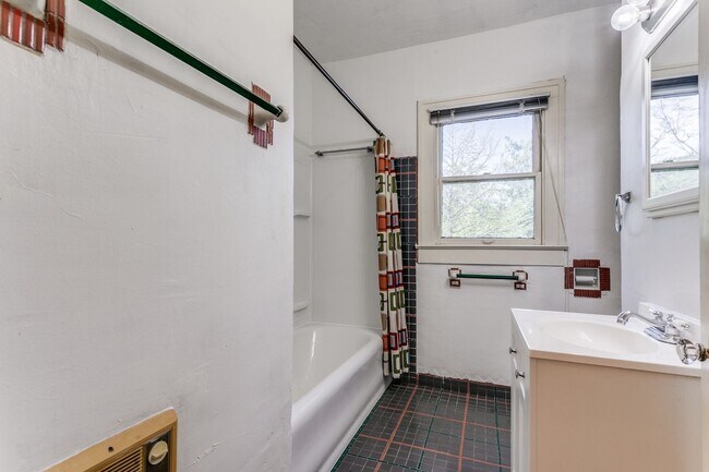 Building Photo - 526 Pershing Ave