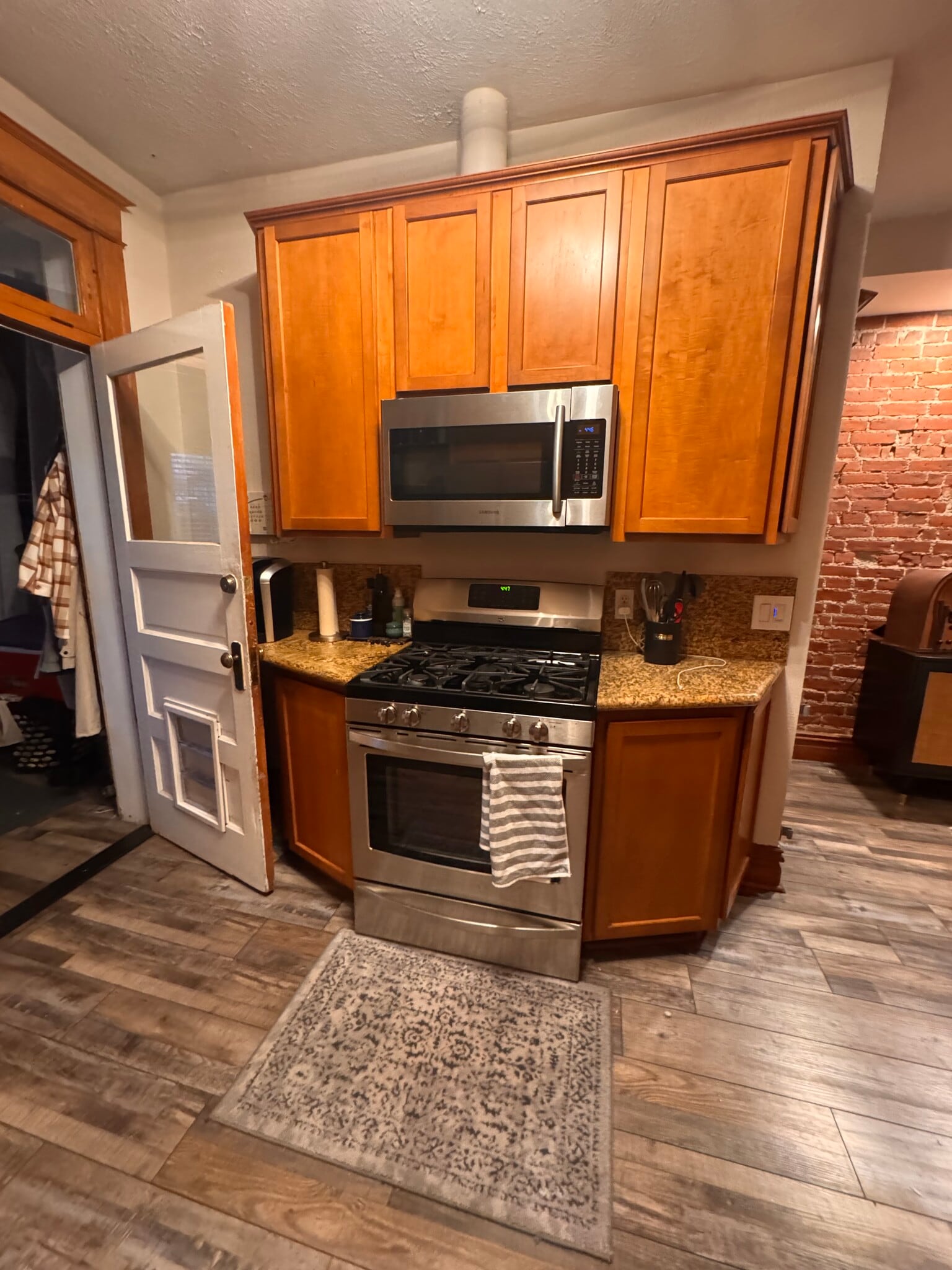 Gas range - 2415 N Vine St