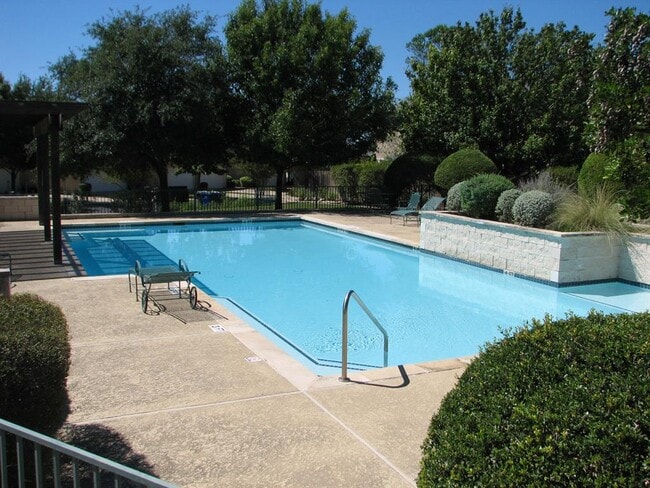 Building Photo - 2100 Pipers Field Dr