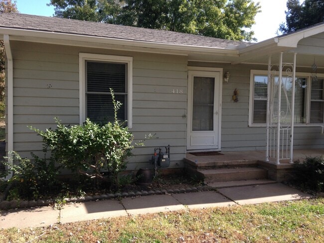Building Photo - Spacious 2 bedroom/1 bath duplex in El Dor...