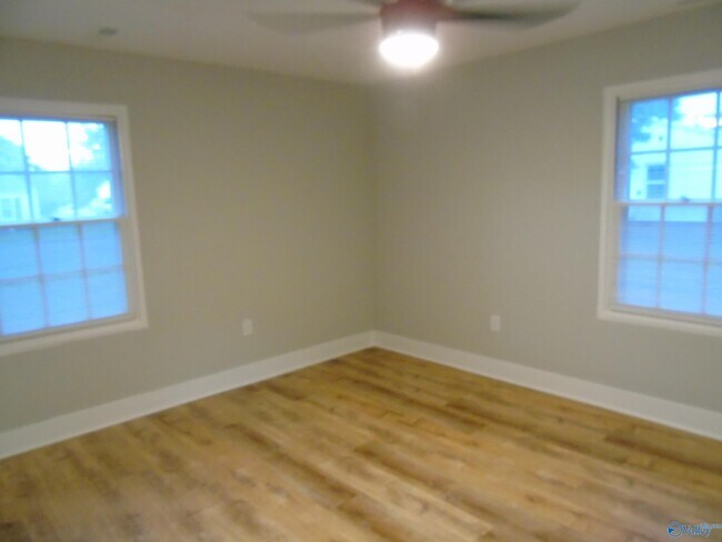 Building Photo - 2008 Dellbrook Dr NE