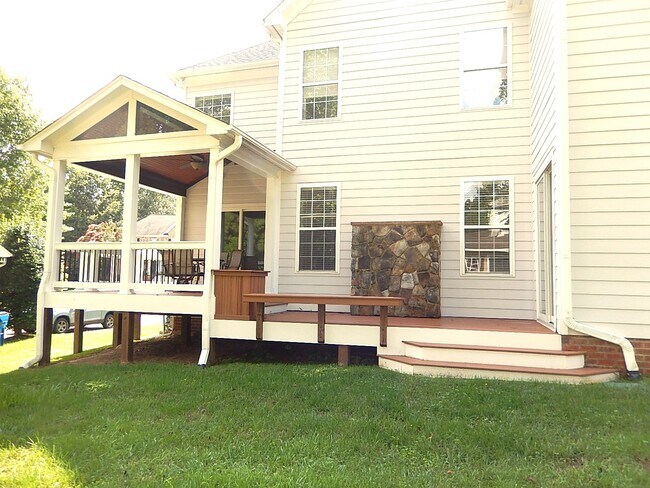 Building Photo - 10612 River Forest Dr