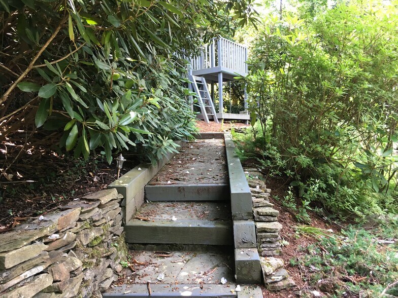 Building Photo - 283 Tanglewood Dr