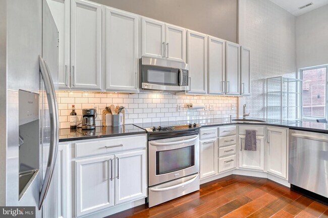 Building Photo - 12 E Mt Vernon Pl