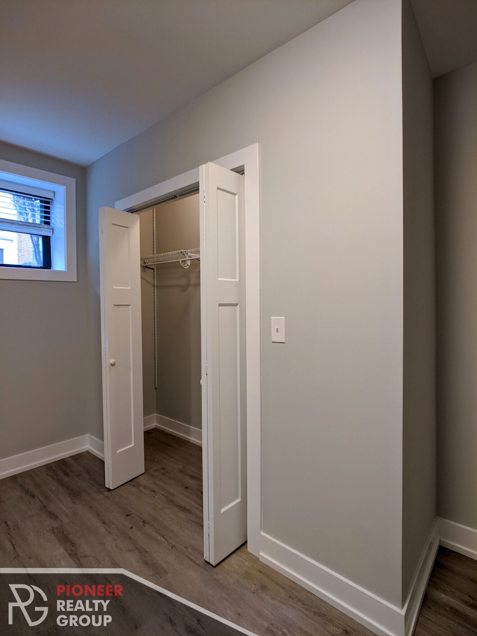 Building Photo - 812 W Waveland Ave