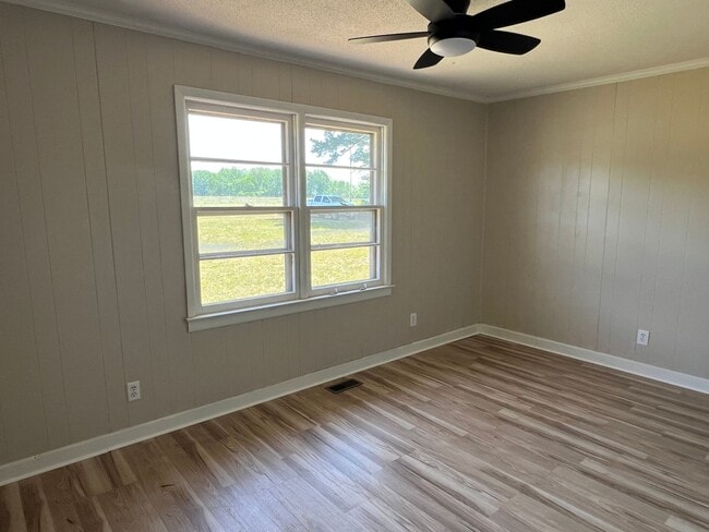 Building Photo - Spacious 4-Bed, 2-Bath Country Home - 1 Acre of Privacy