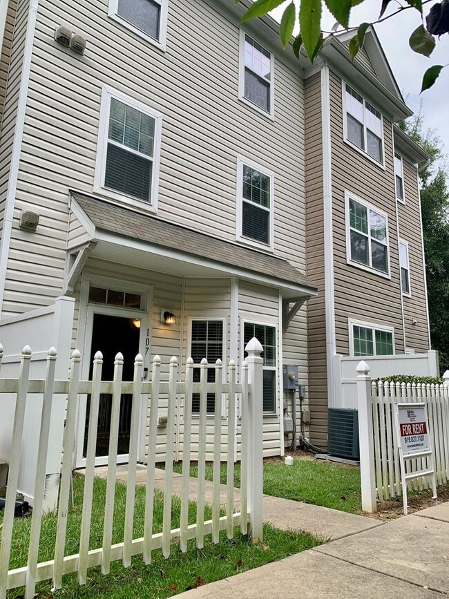 Building Photo - Wonderful Raleigh Townhome Convenient to I440 & I540, Huge Master Suite, Near Anderson Pointe Park!