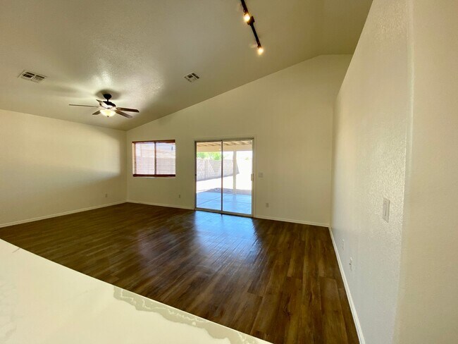 Building Photo - 3 Bed 2 Bath Corner Lot